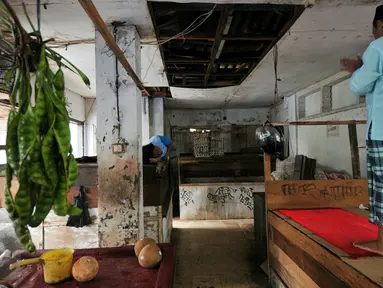 Seorang pria melaksanakan salat di atas lapak yang kosong di Pasar Blora, Jakarta, Kamis (17/12/2015). Rencananya Pemprov DKI akan membongkar pasar yang telah berdiri sejak 1971 itu untuk dijadikan Terminal Terpadu Dukuh Atas. (Liputan6.com/Yoppy Renato)