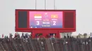 <p>Papan skor yang menunjukkan skor akhir 3-2 untuk kemenangan Timnas Indonesia U-22 atas Vietnam pada laga semifinal cabor sepak bola SEA Games 2023 di Olympic National Stadium, Phnom Penh, Kamboja, Sabtu (13/5/2023). (Bola.com/Abdul Aziz)</p>