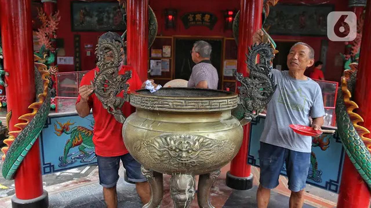 Melihat Ritual Bersih-bersih Patung dan Vihara Amurva Bhumi Jakarta