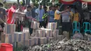 Polisi memusnahkan minuman keras (miras) di Polres Gorontalo, Gorontalo, Jumat (4/1). Miras yang dimusnahkan terdiri dari berbagai merek maupun tradisional. (Liputan6.com/Arfandi Ibrahim)