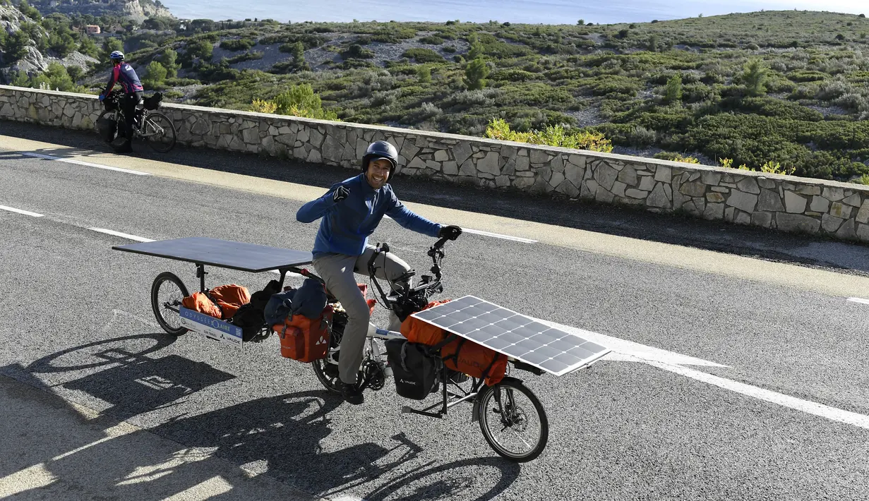 Jerome Zindy mengendarai sepeda listriknya yang bertenaga panel surya di jalan dekat Cassis, Prancis selatan, pada 23 Oktober 2020. Zindy memulai 'Tour de France' pada 25 Oktober untuk mempromosikan pariwisata dengan berkeliling menggunakan sepeda listrik tenaga matahari. (Photo by NICOLAS TUCAT / A