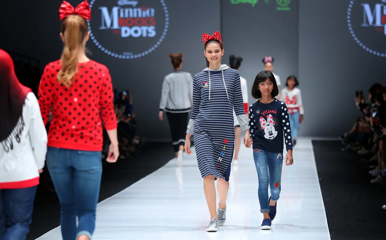 Padu padan mengenakan pakaian bergambar Minnie Mouse. (Photographer: Daniel Kampua/Bintang.com)
