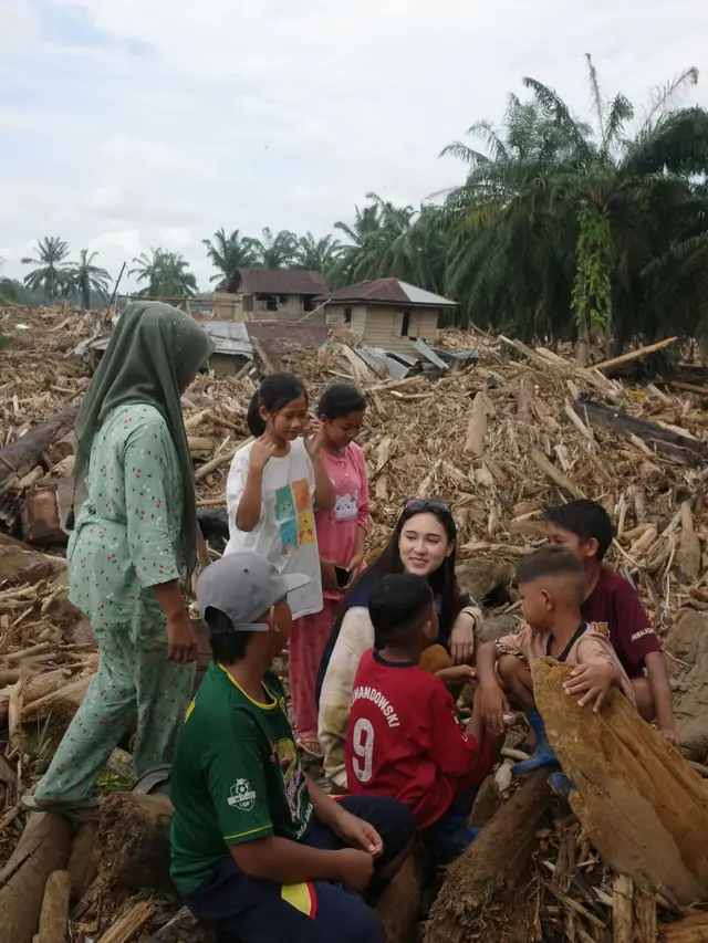 Tanpa Makeup, Yasmin Napper Pancarkan Inner Beauty Saat Kirim Bantuan untuk Bencana Sumatera Utara