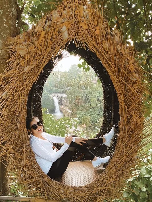 Di Pulau Dewata, Nindy menikmati wisata alam untuk melepas penat. Ibu dua anak ini pun mengunjungi beberapa spot wisata yang Instagramable dan ia terlihat mengenakan baju yang nyaman untuk jelajah alam. (Liputan6.com/IG/nindyparasadyharsono)