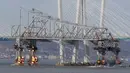 Ledakan dahsyat menghancurkan bagian Jembatan Tappan Zee di Tarrytown, New York, AS, Selasa (15/1). Jembatan Tappan Zee dihancurkan lantaran sudah tua. (AP Photo/Seth Wenig)