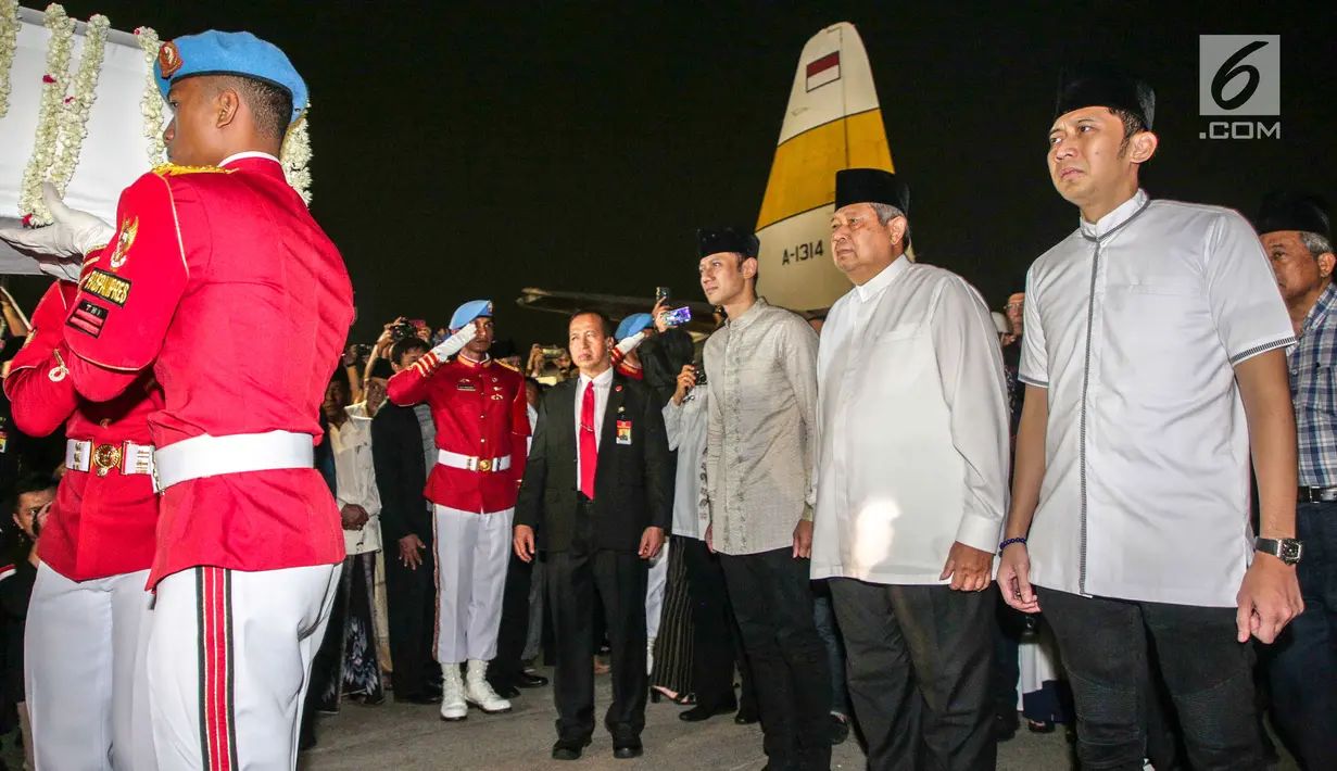 Presiden ke-6 RI Soesilo Bambang Yudhoyono (tengah), Agus Harimurti Yudhoyono dan Edhie Baskoro Yudhoyono tiba bersama peti jenazah Ani Yudhoyono menggunakan pesawat Hercules VIP C 130 di Lanud Halim Perdanakusumah, Jakarta Timur, Sabtu (1/6/2019). (Liputan6.com/Faizal Fanani)
