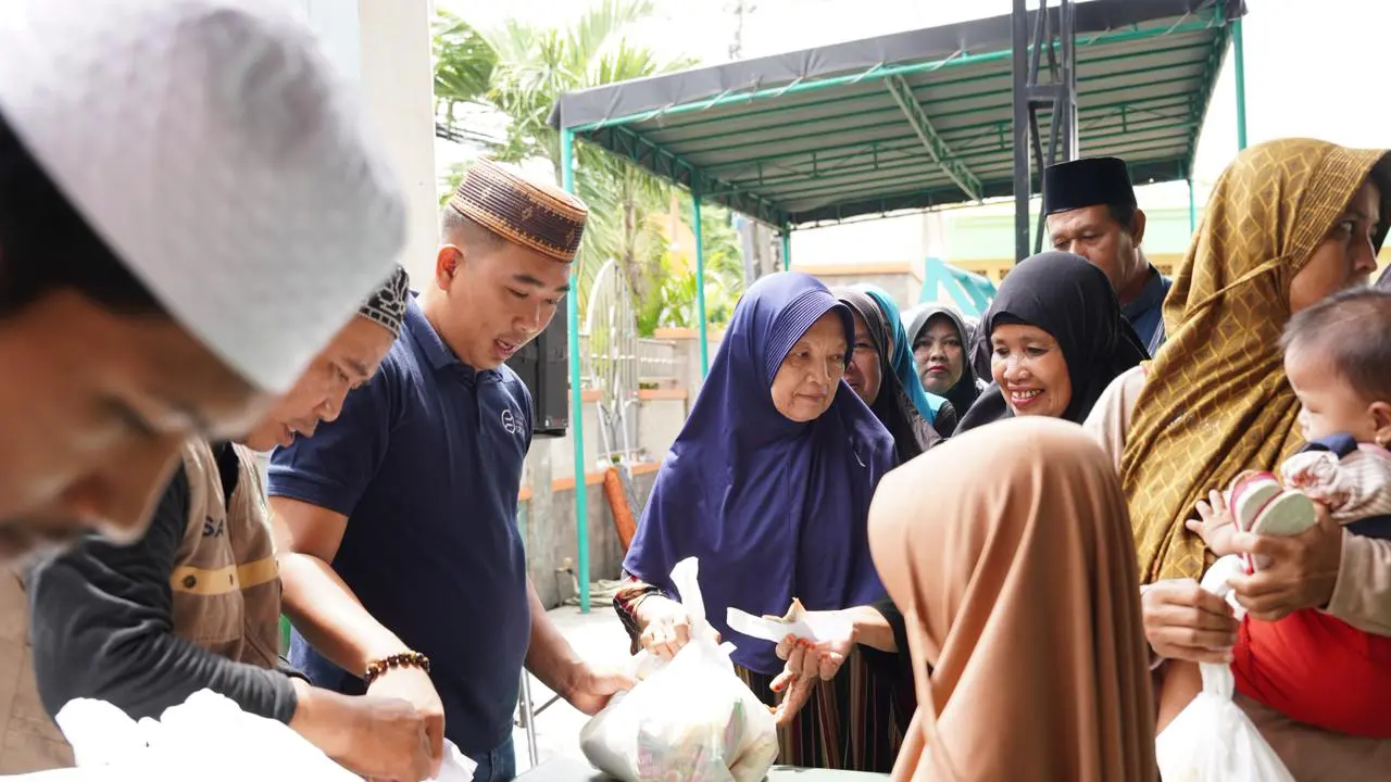 Bazar sembako murah di Masjid Jami' At-Taqwa Kelurahan Rorotan, Jakarta Utara (Jakut).