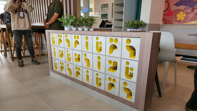 Saat Sampah Plastik dan Sumpit Diolah Jadi Material Baru untuk Percantik Gerai Restoran Cepat Saji