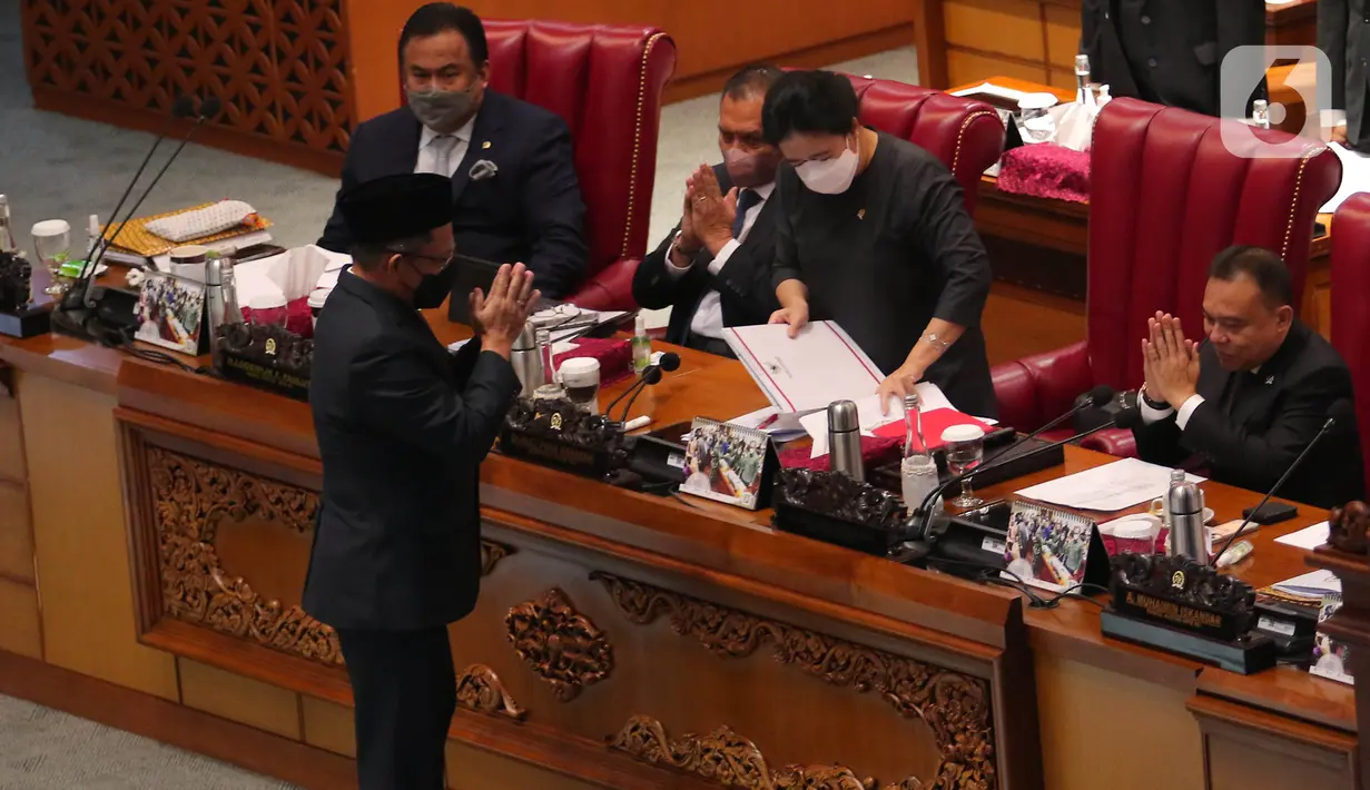 Menteri Dalam Negeri Tito Karnavian menyerahkan berkas laporan Pemerintah terkait tiga Rancangan Undang-Undang (RUU) Pemekaran Provinsi Papua kepada Ketua DPR RI Puan Maharani dalam rapat paripurna ke-26 masa persidangan V tahun 2021-2022 di Kompleks Parlemen, Senayan, Jakarta, Kamis, (30/6/2022). (Liputan6.com/Angga Yuniar)