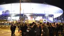 Suasana diluar stadion Stade de France setelah serangan bom yang terjadi di Prancis, (13/11). Serangan juga terjadi di aula konser Bataclan dan restoran di dekatnya. Enam pria bersenjata menembaki warga. (AFP PHOTO/FRANCK FIFE)