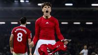 Penyerang Manchester United (MU) Alejandro Garnacho&nbsp;berselebras setelah mencetak gol ke gawang&nbsp;Fulham&nbsp; pada pekan ke-16 Liga Inggris 2022/2023 di Craven Cottage, London, Minggu (13/11/2022). Manchester United sukses memenangkan laga secara dramatis. (AP Photo/Leila Coker)