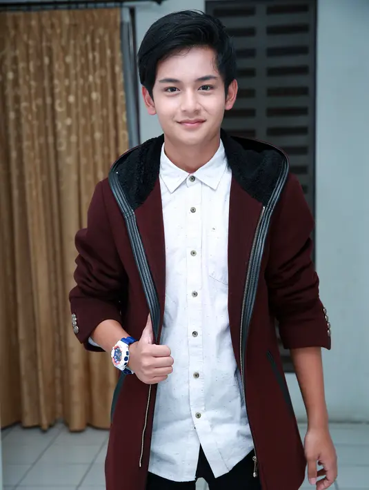 Natal sering menjadi momen yang tepat untuk saling bertukar hadiah selain dimanfaatkan untuk menghabiskan waktu bersama keluarga tentunya. Namun Cassandra Lee dan Randy Martin justru berdebat karenanya. (Deki Prayoga/Bintang.com)