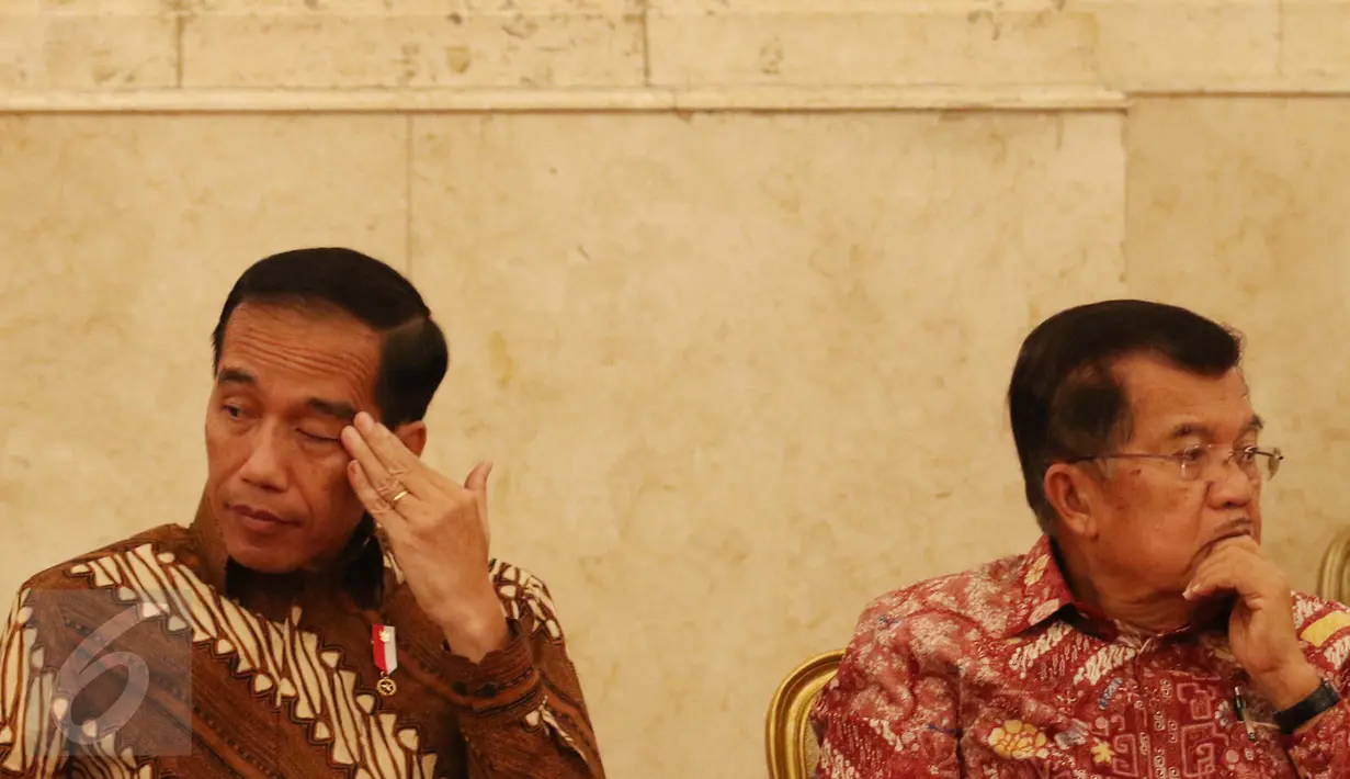 Presiden Joko Widodo (Jokowi) bersama Wakil Presiden Jusuf Kalla menggelar Sidang Kabinet Paripurna di Istana Negara, Jakarta Pusat, Rabu (15/3). Sidang Kabinet membahas peningkatan peringkat easy of doing business (EODB) 2018. (Liputan6.com/Angga Yuniar)