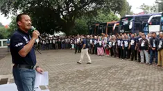 Dirut PT Perusahaan Gas Negara (Persero) Tbk (PGN) Jobi Triananda Hasjim memberikan sambutan kepada pemudik di Lapangan Marinir  Cilandak KKO Jakarta, Kamis (22/6). Sebanyak 2.245 peserta mudik diberangkatan. (Liputan6.com/Pool)