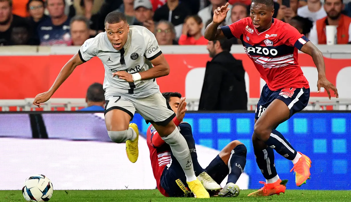 Pemain depan Paris Saint-Germain (PSG) Kylian Mbappe (kiri) berebut bola dengan bek Lille Bafode Diekite pada pekan ketiga Ligue 1 (Liga Prancis) 2022/2023 menghadapi Lille di Stadion Pierre-Mauroy, Senin (22/8/2022) dini hari WIB.  PSG berpesta gol ke gawang Lille dengan skor 7-1. (Photo by DENIS CHARLET / AFP)