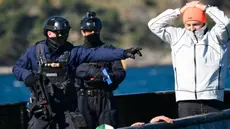 Penjaga Pantai Bea Cukai Prancis saat mengikuti pelatihan menguji rencana pengamanan estafet obor Olimpiade, di lepas pantai kota Toulon, Prancis, pada 24 April 2024. (Christophe SIMON/AFP)
