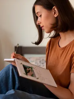 Journaling di Buku Atau di Ponsel copyright/freepik