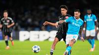 Pemain Frankfurt, Nathaniel Brown (kiri), berebut bola dengan pemain Napoli Matteo Politano pada pertandingan fase&nbsp;liga Liga Champions di Naples, Italia, Rabu,&nbsp;5 November 2025. (AP Photo/Gregorio Borgia)