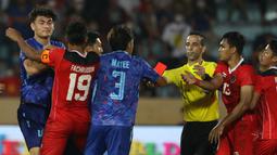 Pelanggaran itu sempat membuat keributan antara kedua pemain. Wasit kemudian memberikan kartu merah kepada Rachmat Irianto dan Ricky Kambuaya. (Bola.com/Ikhwan Yanuar)