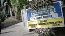 Karangan bunga terlihat di rumah duka mantan Menteri Tenaga Kerja era Presiden Soeharto, Cosmas Batubara, Jalan Cidurian Nomor 3, Cikini, Jakarta, Kamis (8/8/2019). Rencananya, Cosmas Batubara akan dimakamkan di Taman Makam Pahlawan Kalibata. (Liputan6.com/Faizal Fanani)