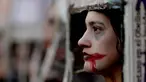 Seorang wanita ikut dalam demonstrasi menentang kekerasan gender di Buenos Aires, Argentina, Sabtu (3/6). Demonstran membawa hashtag #NiUnaMenos, yang berarti "tidak sedikit". (Foto AP / Natacha Pisarenko)