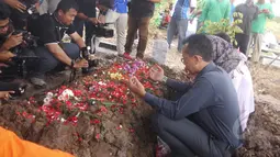 Keluarga Martin Anderson berdoa di makam Martin Anderson, TPU Perwira, Bekasi Utara, Kota Bekasi, Jawa Barat Rabu (29/4/2015). (Liputan6.com/Rahmat Hidayat)