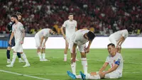 Bek Timnas Indonesia, Jay Idzes (kanan-duduk), terlihat menahan rasa sakit dan lelah saat menghadapi Australia pada Kualifikasi Piala Dunia 2026 zona Asia di Stadion Gelora Bung Karno, Selasa (10/9/2024) malam WIB. (Bola.com/Bagaskara Lazuardi)