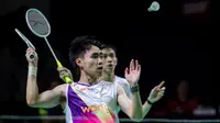 Pebulu tangkis ganda putra Indonesia, Nikolaus Joaquin/Raymond Indra berusaha mengembalikan kok ke arah pasangan Prancis, Eloi Adam/Leo Rossi dalam laga babak 32 besar Indonesia Masters 2026 di Istora, Senayan, Jakarta, Selasa (20/01/2026). (Bola.com/Bagaskara Lazuardi)