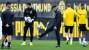 Pelatih Kepala Borussia Dortmund Lucien Favre (tengah) memainkan bola saat memimpin anak asuhnya berlatih di Dortmund, Jerman, Senin (16/9/2019). Dortmund siap menjamu Barcelona pada laga Grup F Liga Champions di Signal Iduna Park. (AP Photo/Martin Meissner)