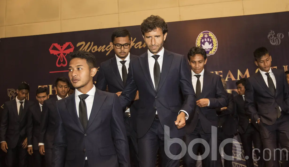 Pelatih Timnas Indonesia U-22, Luis Milla, bersama para pemainnya turun dari panggung usai diperkenalkan. Kini Garuda Muda sudah sejajar dengan pemain elite Eropa yang biasa menggunakan jas. (Bola.com/Vitalis Yogi Trisna)