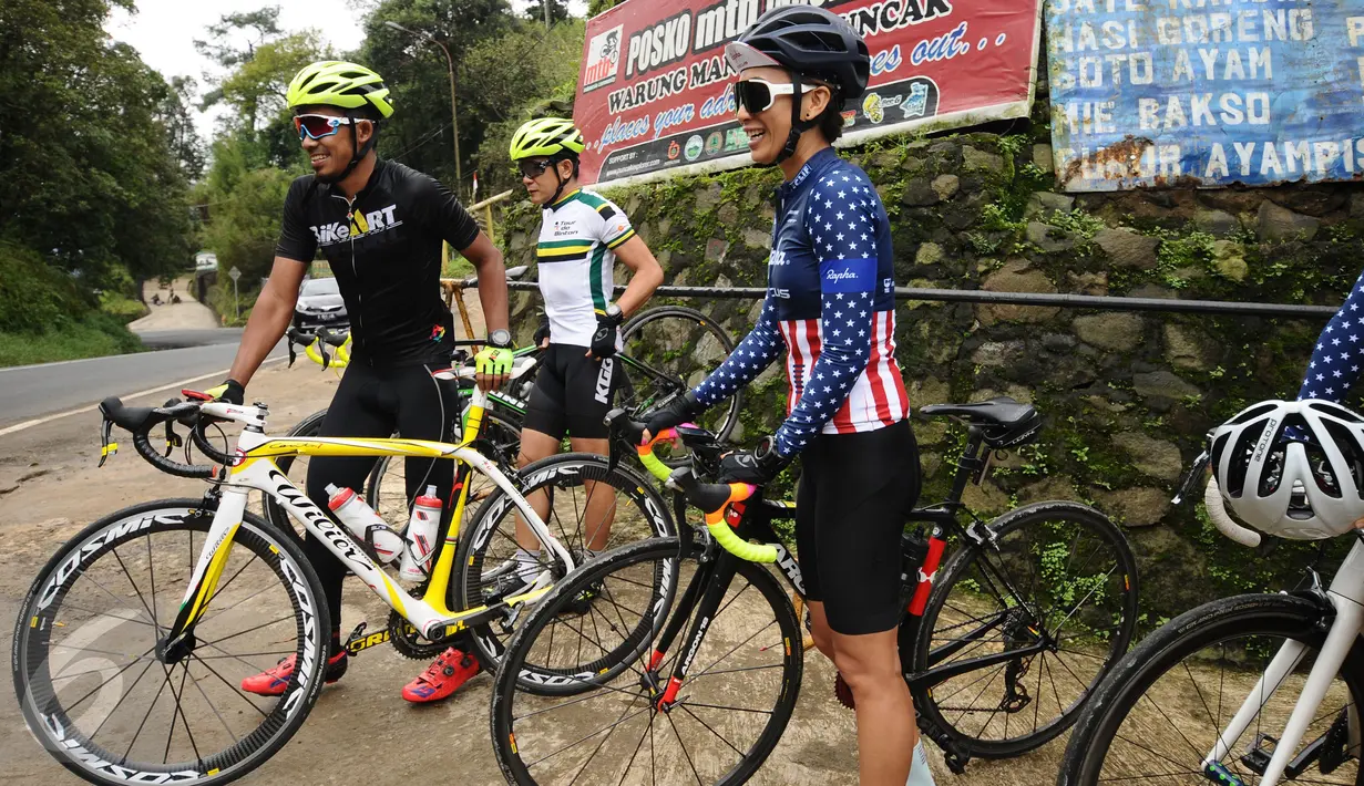 Pebalap sepeda, M Fadli (kiri) beristirahat saat berlatih di kawasan Puncak Cianjur, Bogor, Kamis (23/2). Rencananya, M Fadli akan turun di kelas C4 atau kategori cacat kaki di bawah lutut. (Liputan6.com/Helmi Fithriansyah)