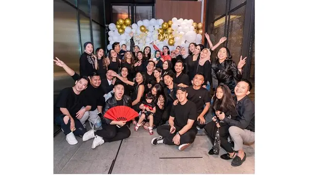 Semua tamu undangan kompak mengenakan dress code berwarna hitam.