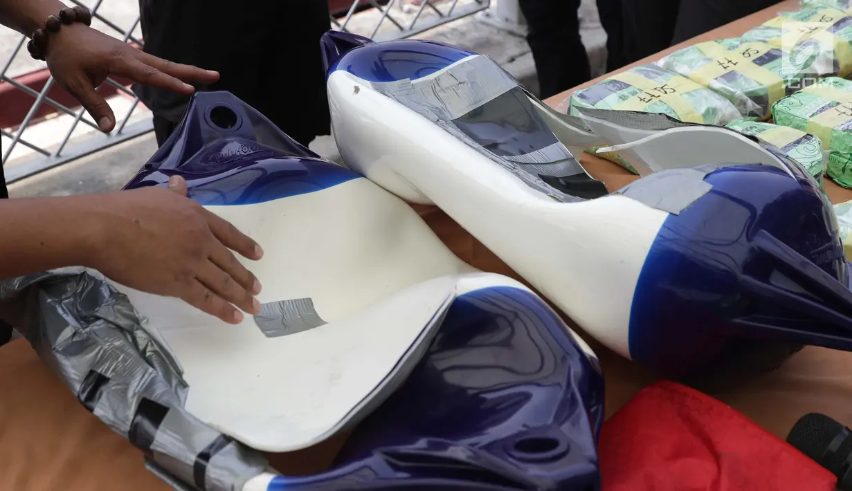 Petugas menunjukkan barang bukti saat pengungkapan penyelundupan 37 Kg sabu asal Malaysia di Kawasan Batavia Marina, Jakarta, Selasa (11/6/2019). Petugas Dittidpid Narkoba Bareskrim Polri mengungkap penyelundupan sabu menggunakan kapal pesiar jenis yacht. (Liputan6.com/Helmi Fithriansyah)