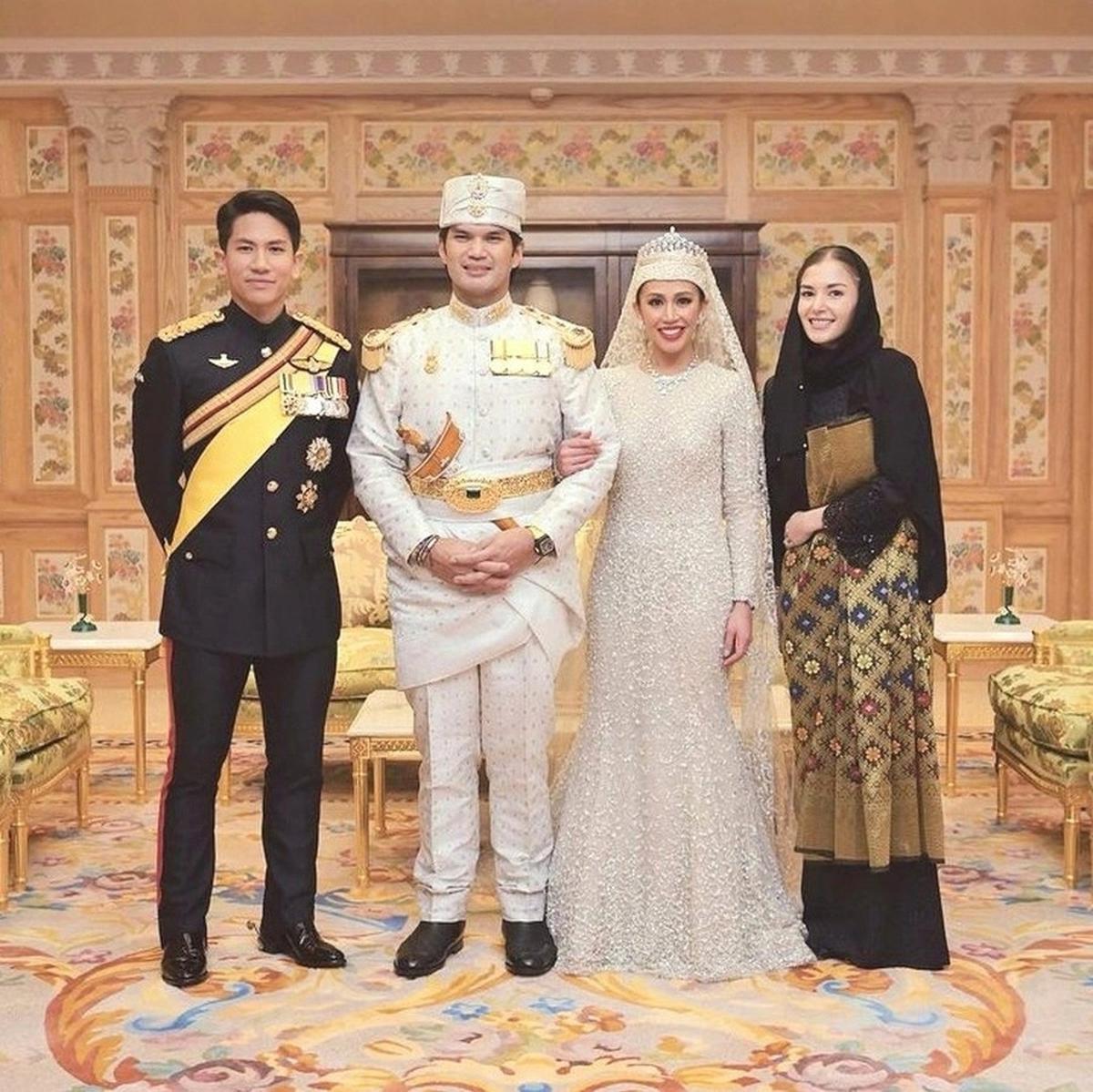 Anisha terlihat turut hadir mendampingi sang pangeran