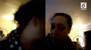 Rekaman bayangan misterius yang muncul pada panggilan video seorang wanita. Diduga bayangan tersebut adalah hantu atau alien.