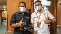 Sandiaga Uno menghadiahkan sepatu label lokal kesayangannya untuk seorang staf protokoler Kemenparekraf, Tri Astadi. (dok. Kemenparekraf)