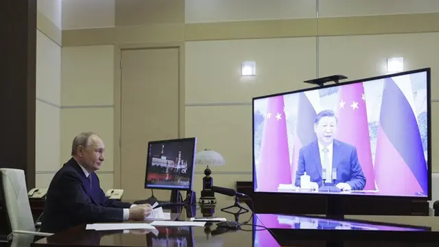Presiden Rusia Vladimir Putin saat berbicara dengan Presiden China Xi Jinping melalui konferensi video, Selasa (21/1/2025).