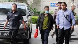 Bupati Mesuji Khamami (tengah) tiba di Gedung KPK, Jakarta, Kamis (24/1). Khamami ditangkap bersama 10 orang lainnya di Lampung pada Rabu 23 Januari 2019. (Merdeka.com/Dwi Narwoko)