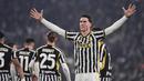 Pemain Juventus, Dusan Vlahovic, melakukan selebrasi setelah mencetak gol ke gawang Sassuolo dalam laga Serie A 2023/2024 giornata 20 yang dihelat di Allianz Stadium, Rabu (17/1/2024). (Marco Alpozzi/LaPresse via AP)