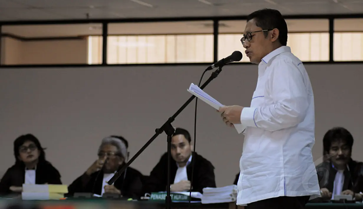 Terdakwa kasus dugaan korupsi proyek Hambalang, Anas Urbaningrum, membacakan nota pembelaan dalam sidang di Pengadilan Tipikor Jakarta, (18/9/2014). (Liputan6.com/Helmi Fithriansyah)