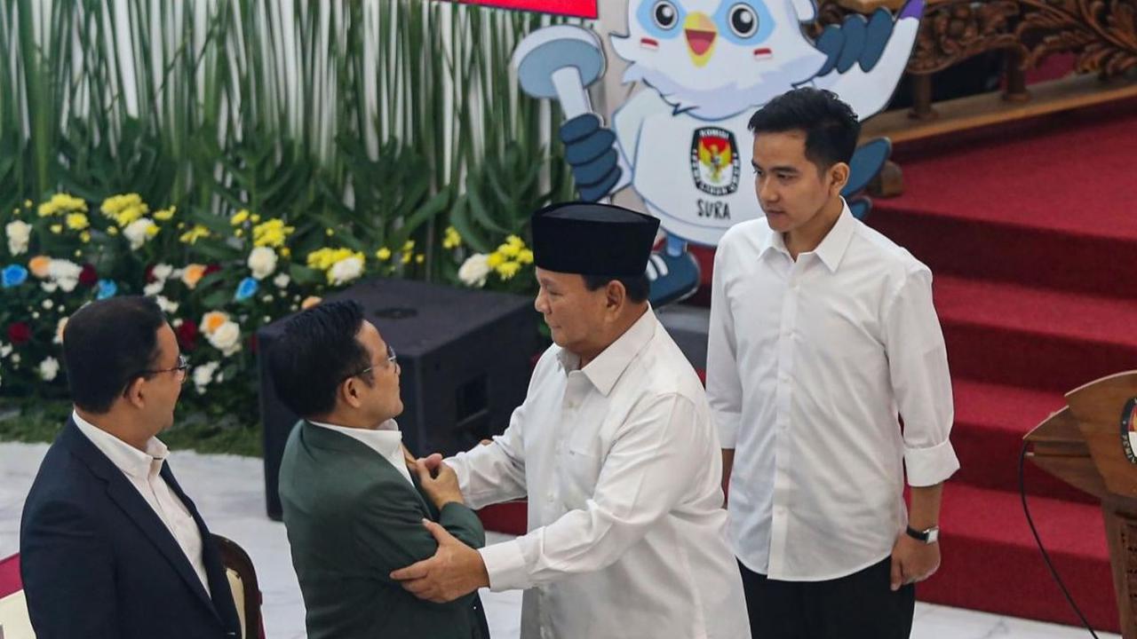 Usai menyampaikan pidato, Prabowo menyalami pasangan nomor urut 01, Anies Baswedan dan Muhaimin Iskandar. Ada momen Prabowo menggoyang tubuh Anies hingga membuat seisi KPU tertawa.