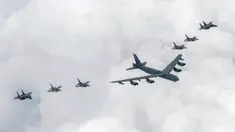 Dalam foto yang disediakan oleh Kementerian Pertahanan Korea Selatan ini memperlihatkan pesawat pengebom Amerika Serikat B-52H (tengah) serta jet tempur F-16 dan jet tempur F-15K Angkatan Udara Korea Selatan (kiri atas dan kanan bawah) terbang di atas Semenanjung Korea saat latihan bersama di Korea Selatan, Kamis (13/7/2023). (South Korea Defense Ministry via AP)