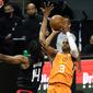 Point guard Phoenix Suns Chris Paul (no 3) melesakkan bola saat melawan Clippers di play-off NBA (AFP)