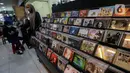 Pecinta musik memilah Piringan Hitam, CD, dan Kaset pita di toko "Wow Record Store", Blok M Squere, Jakarta, Jumat (12/3/2021). Pedagang mengakui diterpanya digitalisasi barang jualannya menjadi sangat segmented, apalagi ditengah pandemi lebih sangat terbatas. (Liputan6.com/Johan Tallo)