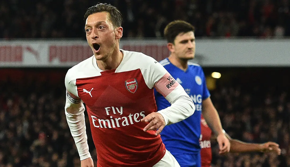 Mesut Ozil. Gelandang Jerman yang telah memperkuat Arsenal selama 7,5 musim mulai 2013/2014 ini dilepas gratis ke Fenerbahce pada tengah musim 2020/2021. Akibat kritiknya terhadap kasus Muslim Uighur di Cina ia jarang dimainkan hingga dilepas gratis untuk meringankan beban gaji. (AFP/Glyn Kirk)