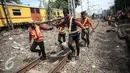 Petugas mengganti bantalan rel yang rusak pasca (KRL) Commuter Line Bogor-Tanah Abang yang anjlok di jalur Manggarai arah Sudirman, Jakarta, Rabu (18/5). KRL ka 1517 anjlok pada pukul 06.18 di km 5+4. (Liputan6.com/Faizal Fanani)