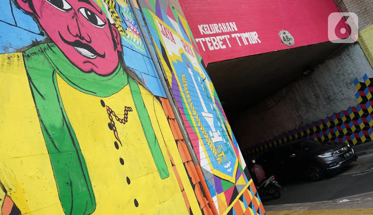 Kendaraan melintasi tembok kolong jembatan Stasiun Kereta Api Cawang yang dihiasi mural bernuansa kemerdekaan di Jakarta, Rabu (12/8/2020). Pembuatan mural di lokasi dilakukan dalam rangka menyambut Hari Ulang Tahun (HUT) ke-75 Kemerdekaan RI. (Liputan6.com/Immanuel Antonius)