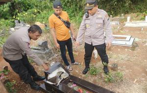 Puluhan makam di Malang dirusak orang tak dikenal. (Liputan6.com/Zainul Arifin)