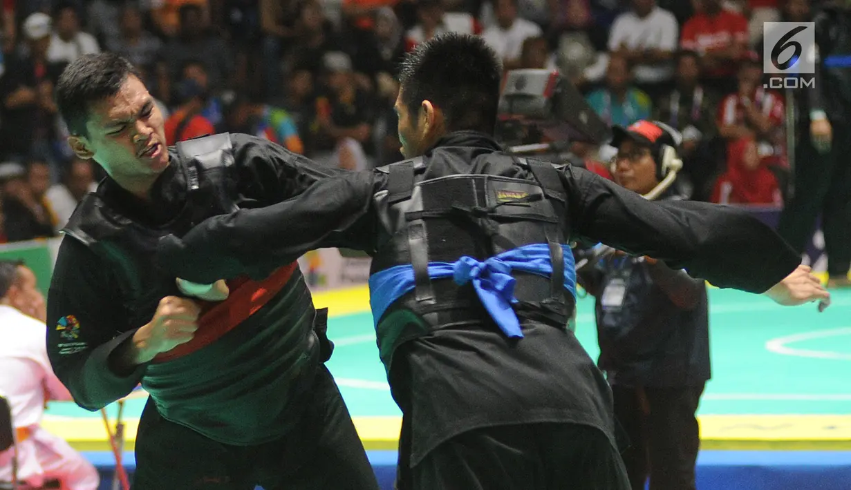 Pesilat Aji Bangkit Pamungkas saat bertarung melawan Duy Tuyen Nguyen dari Vietnam pada semifinal kelas I putra 85kg-90kg Asian Games 2018 di TMII, Jakarta (26/8). Aji melangkah ke final memperebutkan emas esok hari. (Merdeka.com/Arie Basuki)