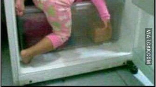 Efek Cuaca Panas, 6 Tingkah Bocah 'Ngadem' di Kulkas Ini Kocak